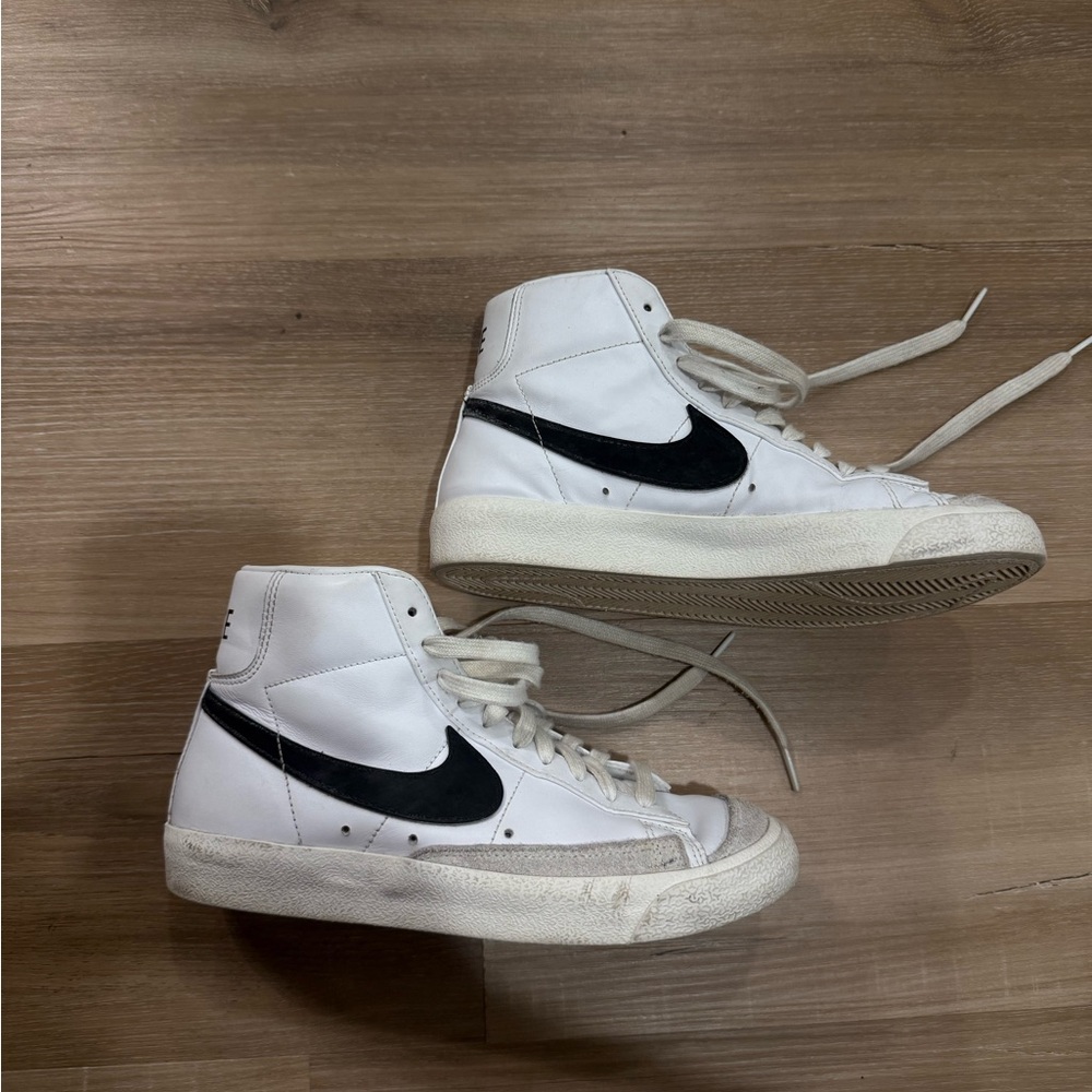 Nike Women's Sneakers in White and Yellow